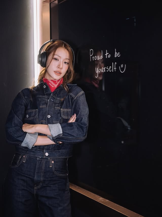 Instagram post by @namtan.tipnaree for Levi's. Caption reads: [...] ที่ลานพาร์คพารากอน #BehindEveryOriginal....