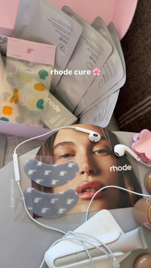 Instagram post by @moodpourtoi for Rhode Skin. Caption reads: [...] beauty, viral makeup #rhode #rhodeskin....