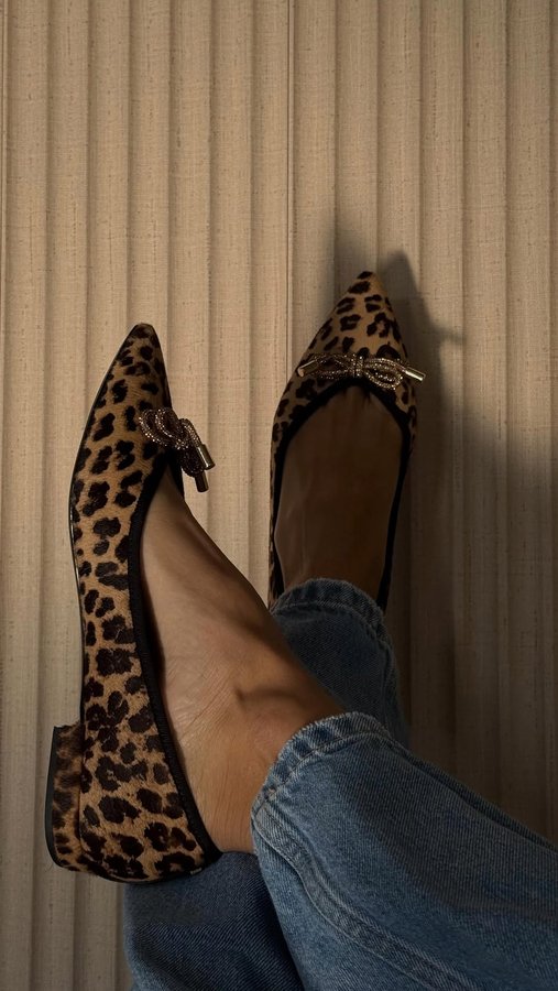 Instagram post by @carlanunez_ for Birdies. Caption reads: Casual look with my new Goldfinch 15 from @birdies....