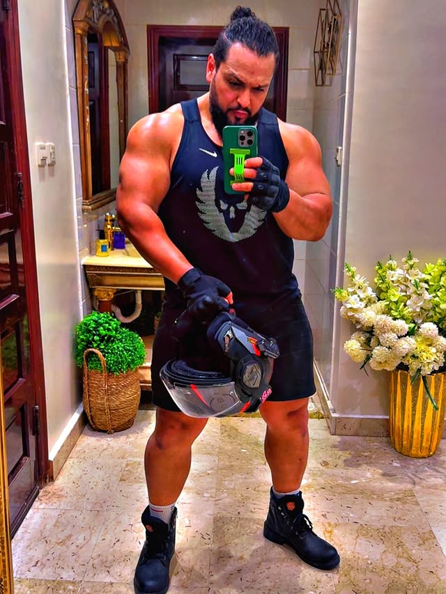 Instagram post by @big.tawfeg for SQUATWOLF. Caption reads: [...] by @tamsports_sa الوكيل الحصري ل @squatwolf....