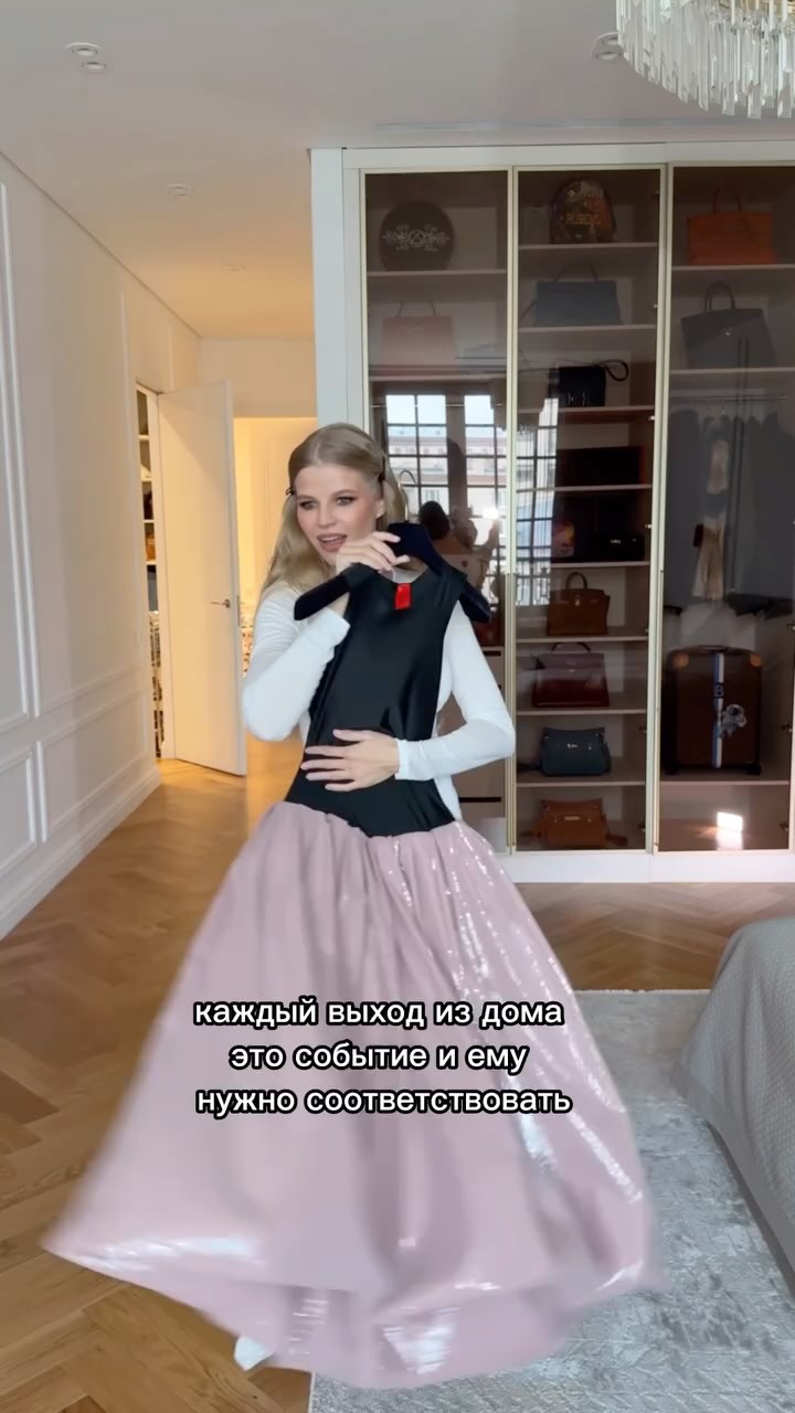 Instagram post by @victoriaportfolio for Sergio Rossi. Caption reads: Раскрыла секрет☺️

Bag @louisvuitton 
Dress....