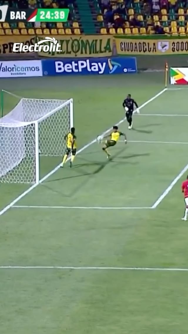 Instagram post by @realcartagena for Electrolit. Caption reads: [...] 🦹🏽‍♂️

Presentado por Electrolit 💦.