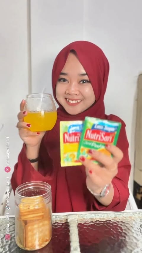 Instagram post by @sharediskon for Food In Hands. Caption reads: Cobain @nutrisariid Less Sugar Jeruk Pontianak &....