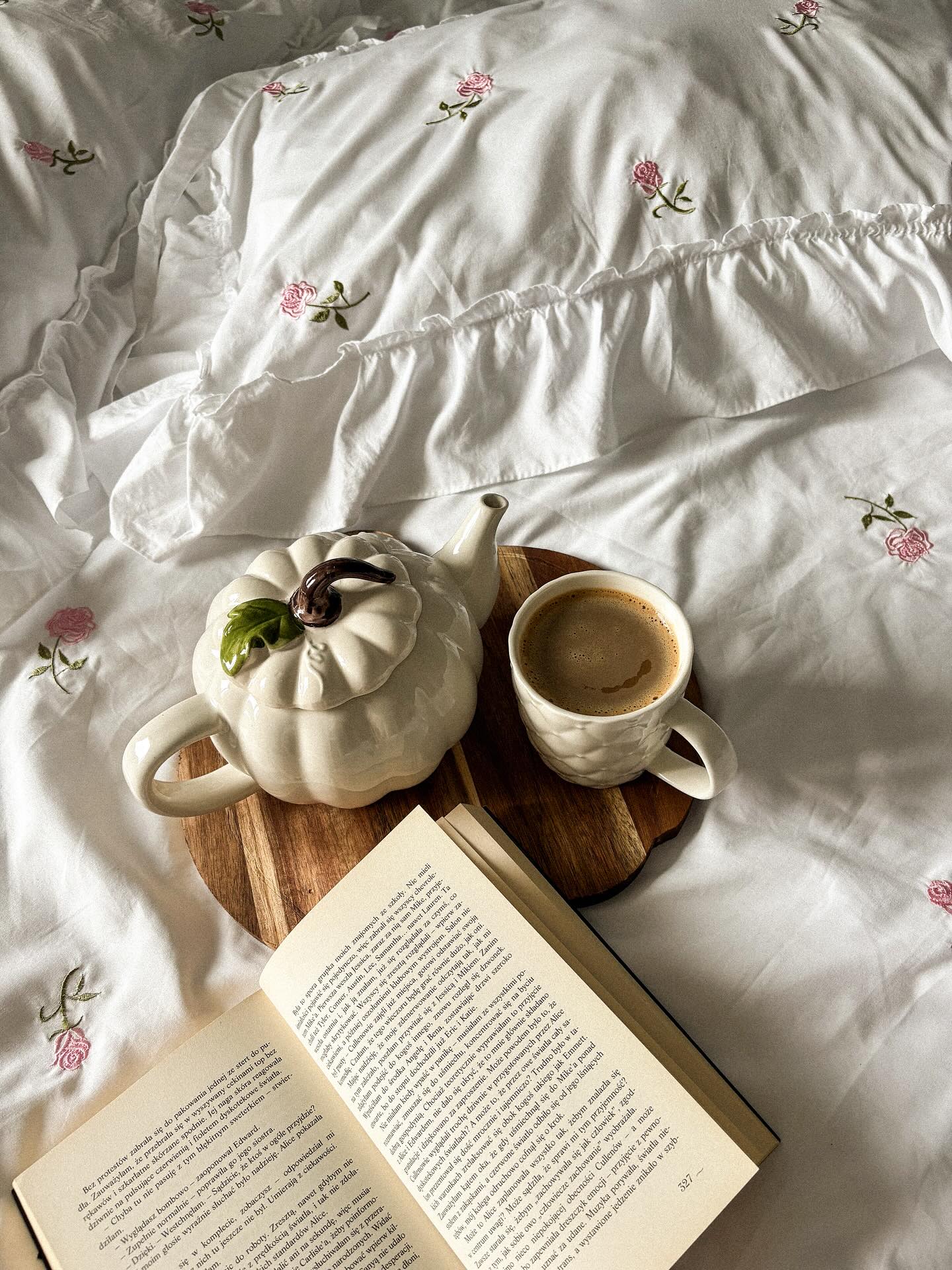 Instagram post by @louprose for Pepco. Caption reads: Poranek zaczęty od leniuchowania w łóżku 🛏️💭 W....