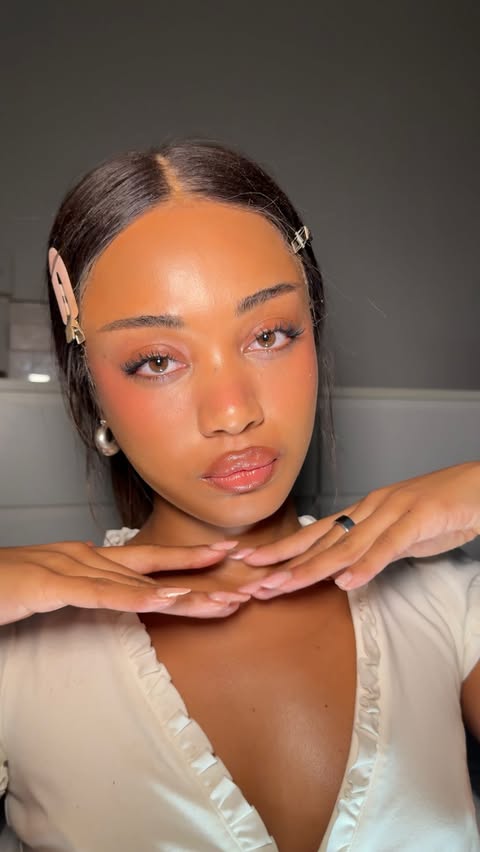 Instagram post by @isabellawb for Nude by Nature. Caption reads: [...] with powder foundation 🧸 Wearing....