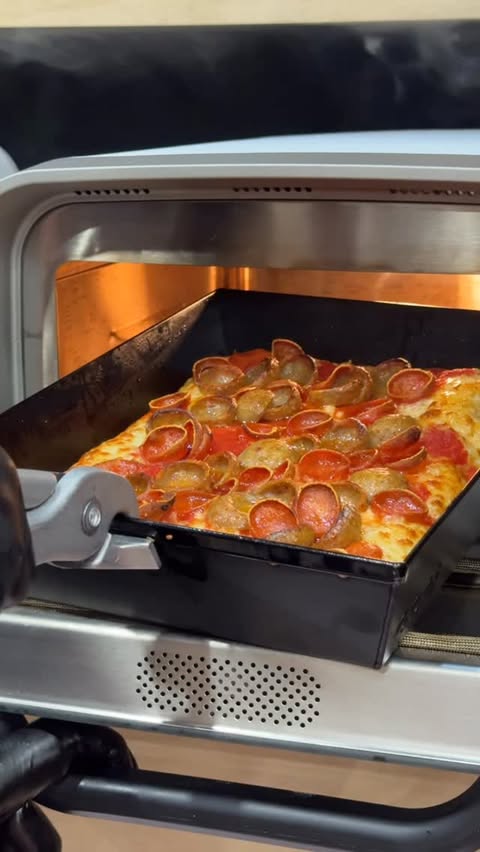 Instagram post by @eddiespizza412 for Ooni. Caption reads: [...] these #grandmastylepizza cooked in the....