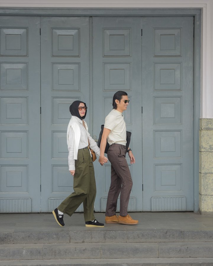 Instagram post by @tuantria for Clarks Originals. Caption reads: [...] Cola. Dhatu wearing Wallabee T Bar.....