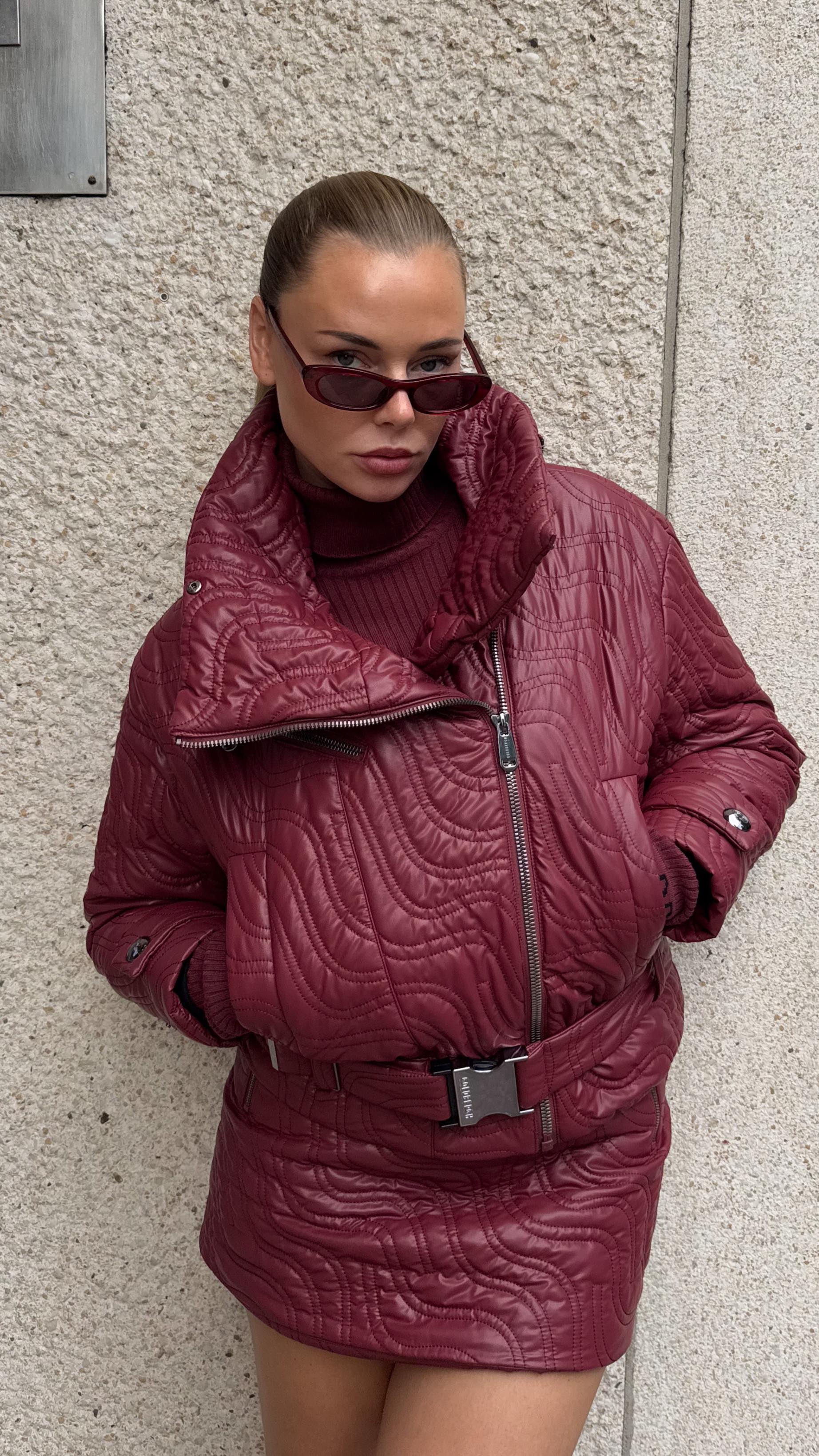 Instagram post by @vivianhoorn for Goldbergh. Caption reads: [...] beginning to look a lot like burgundy.....