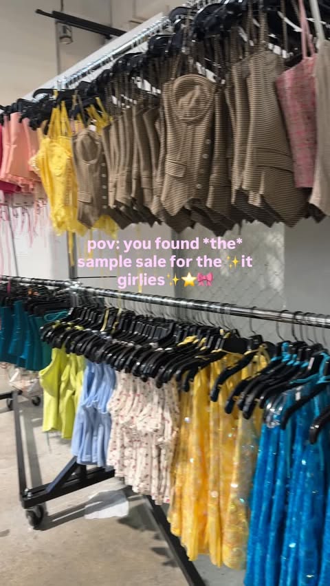 Instagram post by @j.hadas for 260 Sample Sale. Caption reads: [...] 🏃‍♀️🏃‍♀️ guizio sample sale 🎀🪽✨ 260....
