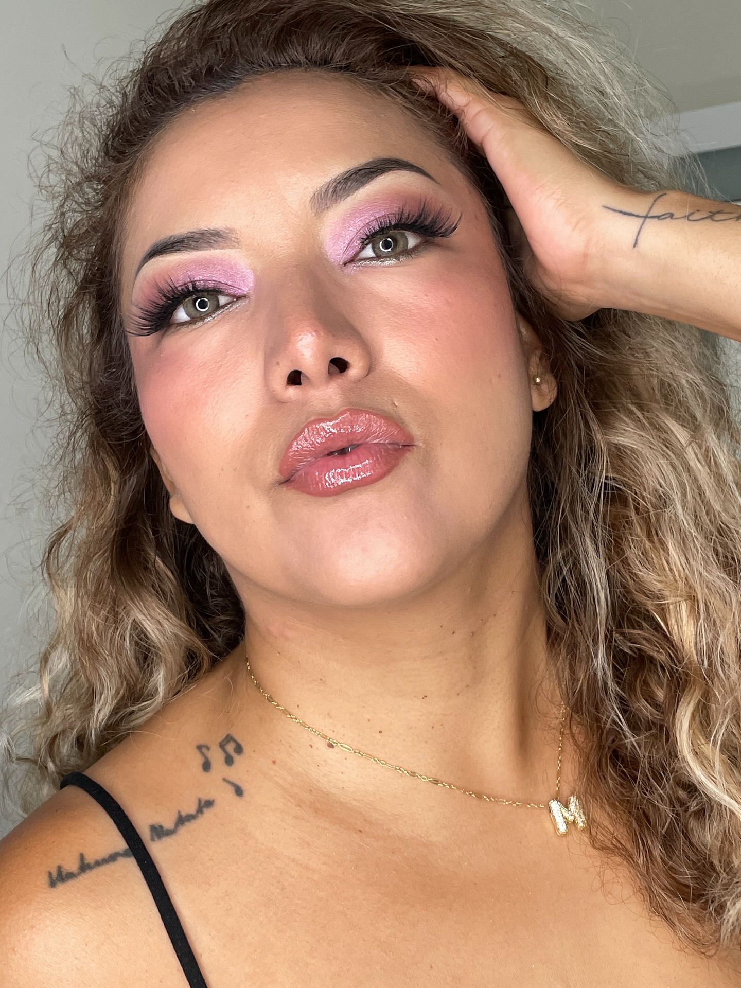 Instagram post by @maggiiiesmakeup for Buxom Cosmetics. Caption reads: 💕💕💕💜💜 
•
•
June’s #boxycharmbyipsy....