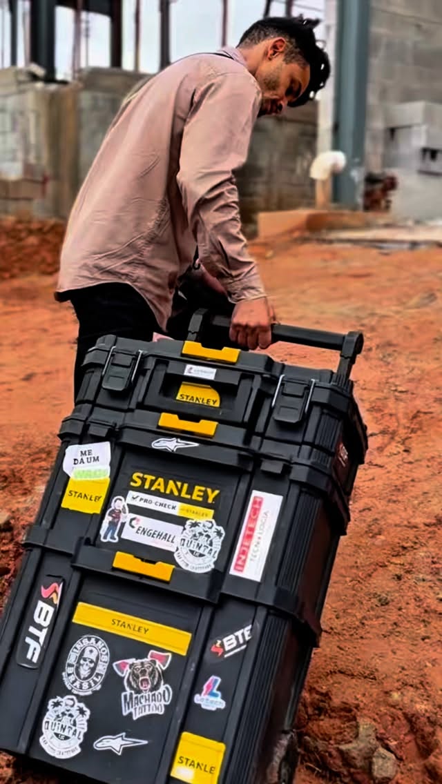 Instagram post by @felipeoeletricista for Stanley 1913. Caption reads: Todos nós sabemos o quão difícil é permanecer no....
