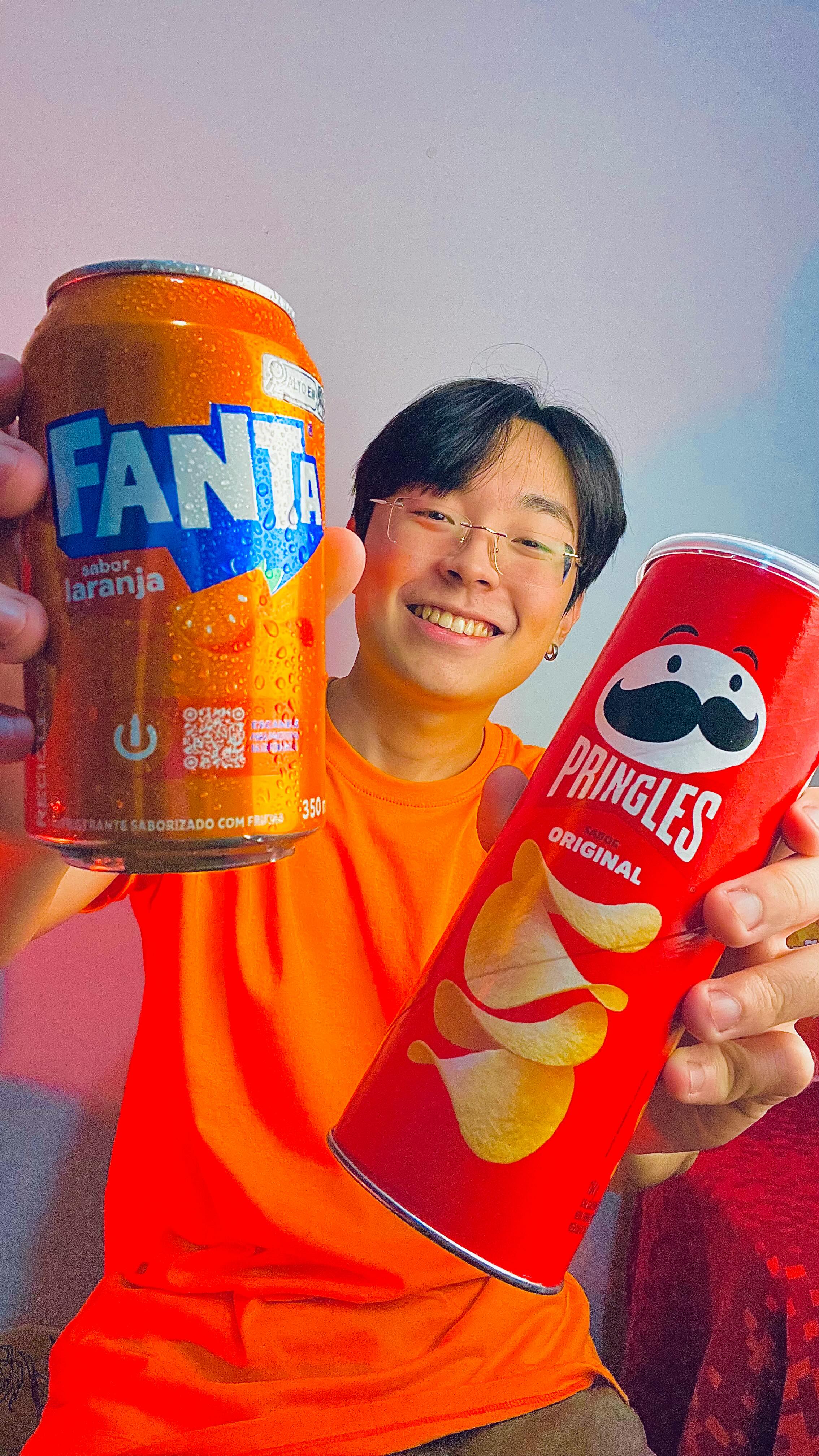 Instagram post by @kenzao.oficial for Fanta. Caption reads: Vai falar que tudo isso não combina? 
Fanta®️....