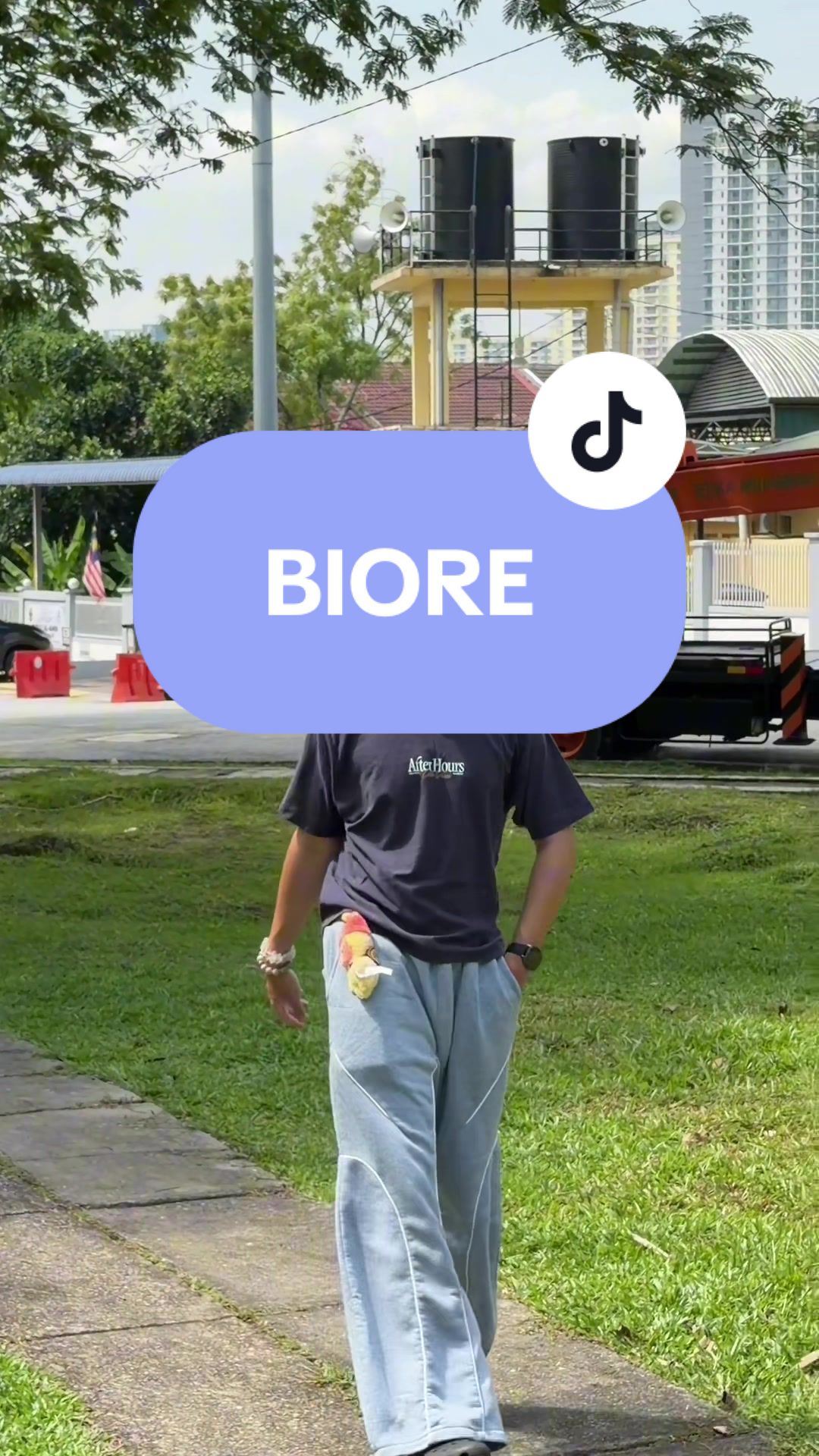 TikTok post by @ikhmaln0ur for Bioré. Caption reads: Muka berminyak and melekit? Korang jangan risau....