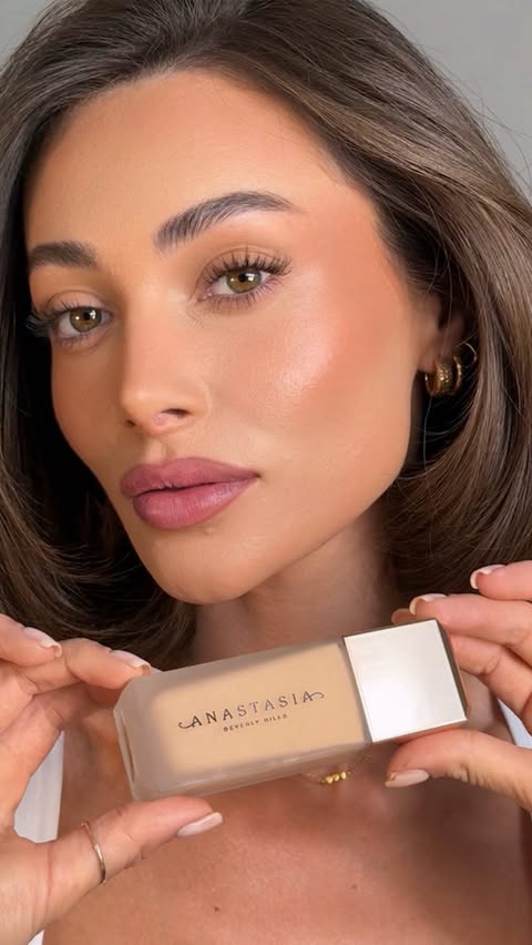 Instagram post by @lydiafowler for Anastasia Beverly Hills. Caption reads: No more mixing thanks to @anastasiabeverlyhills....