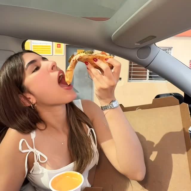 Instagram post by @soydelane for Little Caesars. Caption reads: ¡Los 4 Fantásticos merecen una pizza....
