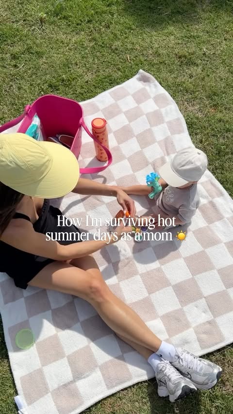 Instagram post by @jeanineamapola for Simple Modern. Caption reads: [...] mom approved for summers ☀️🤝🌴....