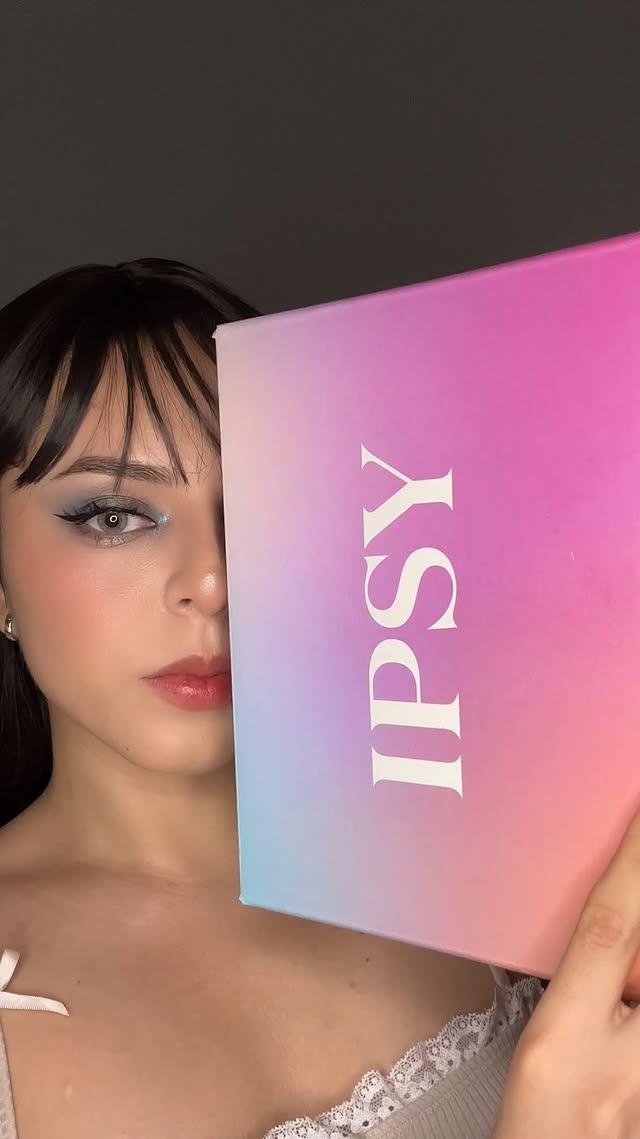 Instagram post by @paola_javalois for Dew of the Gods. Caption reads: [...] - @wingmecosmetics fluffy brush -....