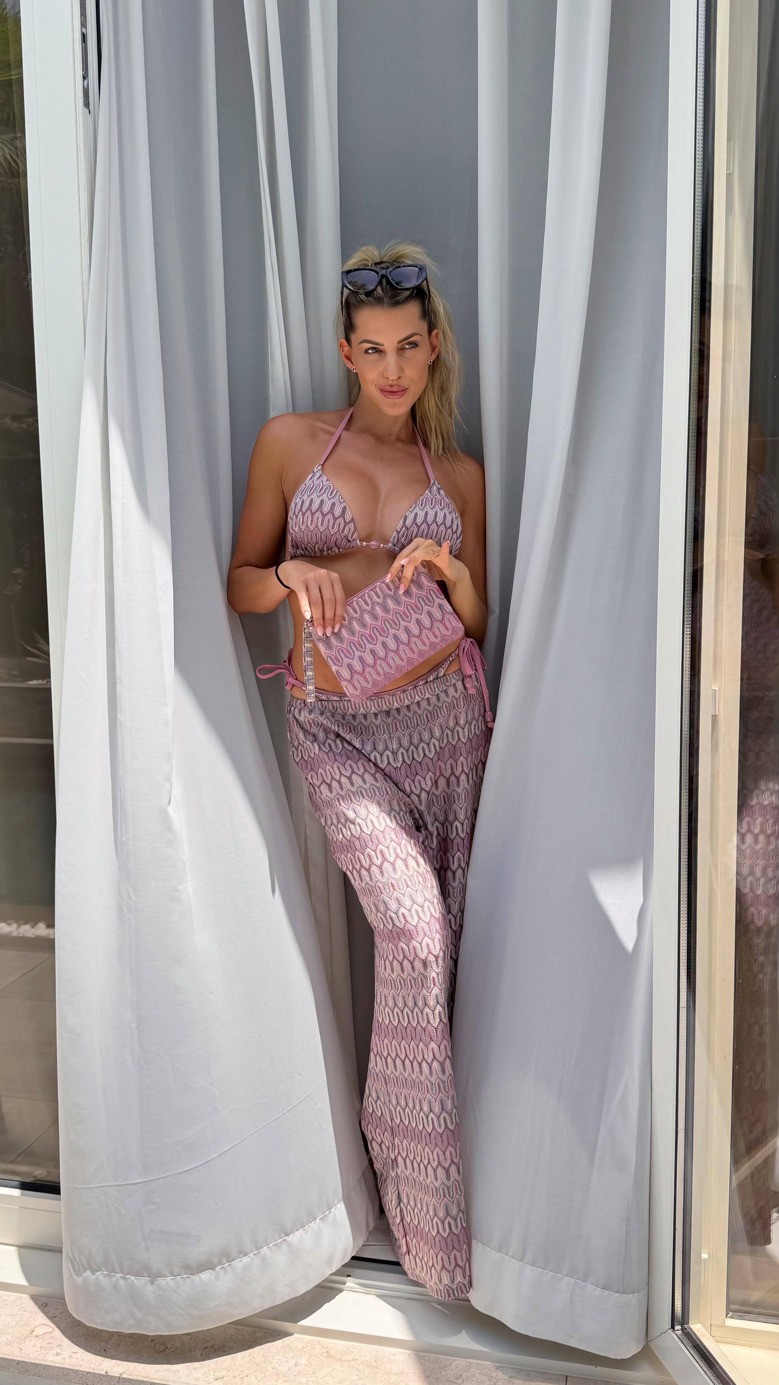 Instagram post by @sarah.harrison.official for Hunkemöller. Caption reads: Ad ☀️ From bed to beach and back again 💫
Starting....