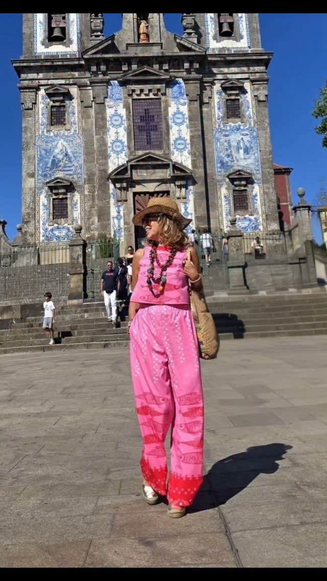 Instagram post by @r.inventandome for Visitportugal. Caption reads: Algunas pinceladas por Oporto, ciudad de la que me....