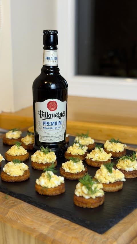 Instagram post by @illegal.food.bites for Vilkmergės Nealkoholinis alus. Caption reads: Užkandėlė prie alaus🍺 Kad lengviau būtų ruoštis....