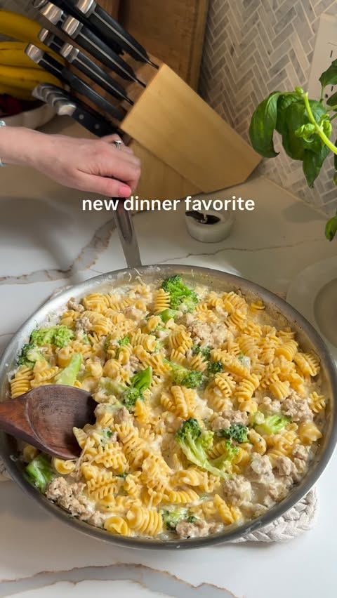 Instagram post by @fridasofiaeats for Brami. Caption reads: [...] chicken, broccoli and @enjoybrami protein....