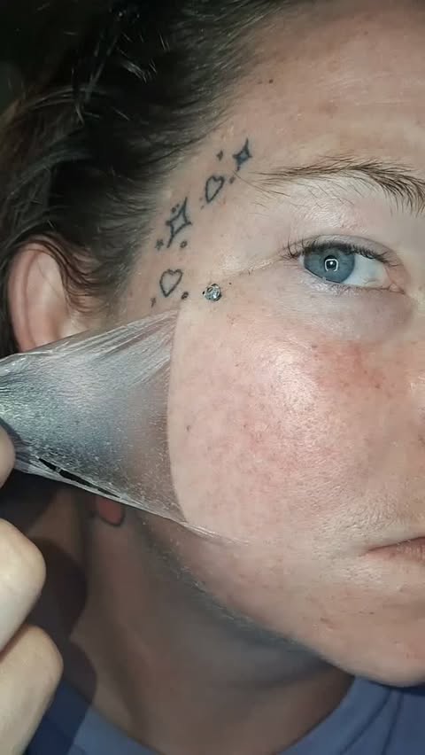 Instagram post by @amyburnsugc for Picky. Caption reads: [...] soooo satisfying?? @skin1004official....