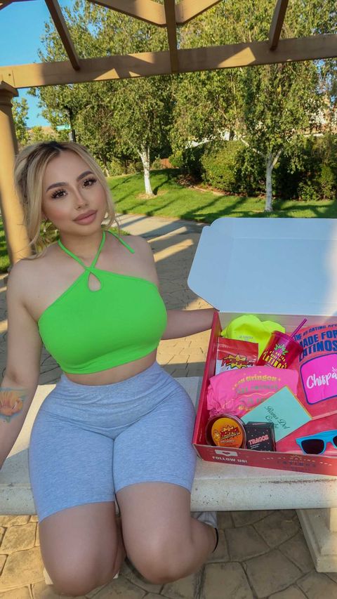 Instagram post by @daisyydanielaxo for Alamar Cosmetics. Caption reads: [...] @picapica.tx @tragosgame @alamarcosmetics....