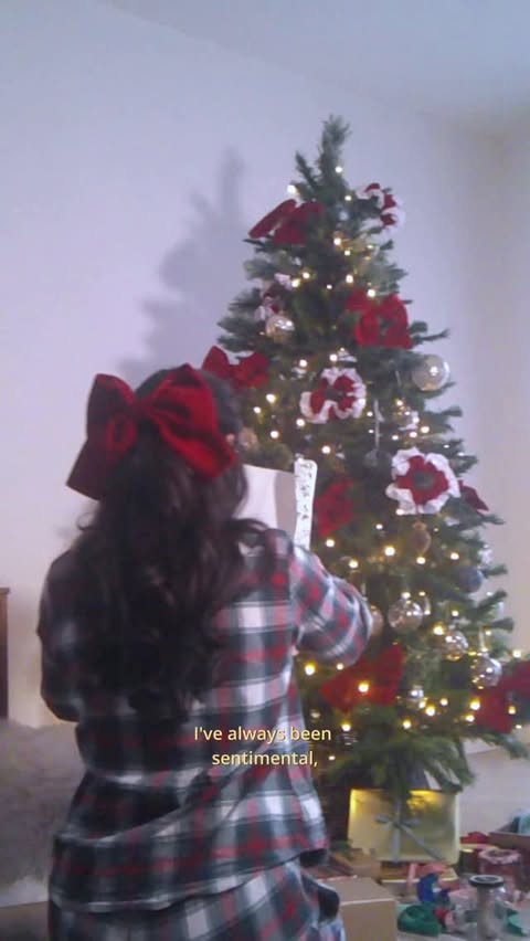 Instagram post by @aislingkavanagh_ for Marc Jacobs Fragrances. Caption reads: [...] nostalgic scent this Christmas ✨....