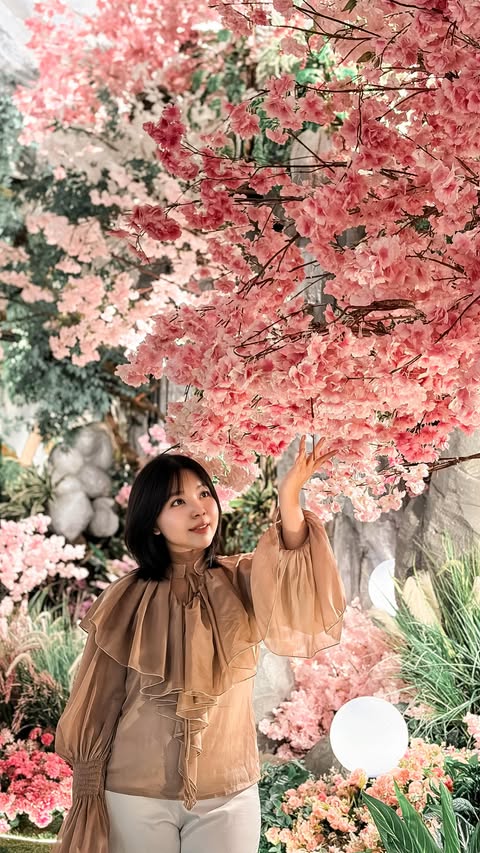 Instagram post by @pakuwoncitymallsub for Le Minerale. Caption reads: Festival Jepang ter-Aesthetic hadir di Surabaya🌸....
