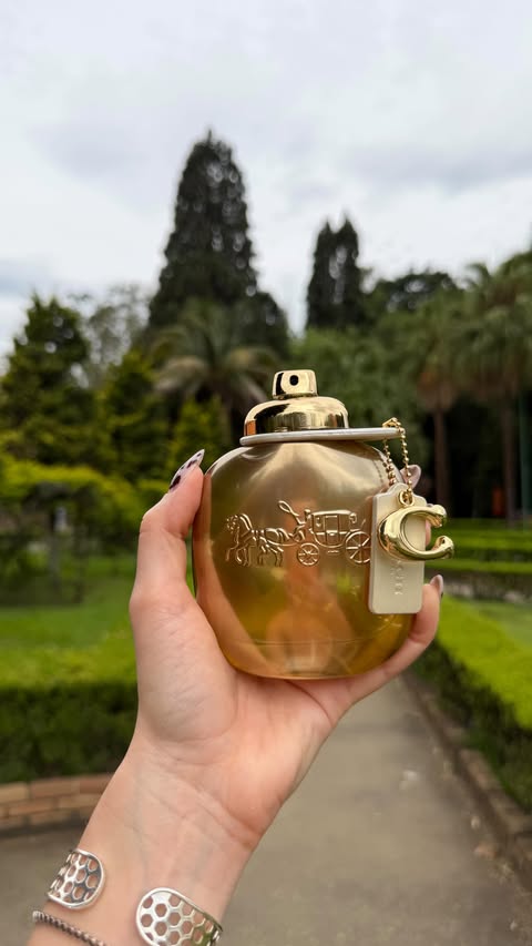 Instagram post by @isadoraraymundi for Coach. Caption reads: Coach gold parfum sempre chega antes de mim 🌟✨....