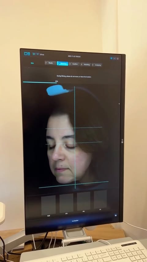 Instagram post by @whoisthatlondonmum for EC Clinic London. Caption reads: What a wonderful experience at @eccliniclondon in....