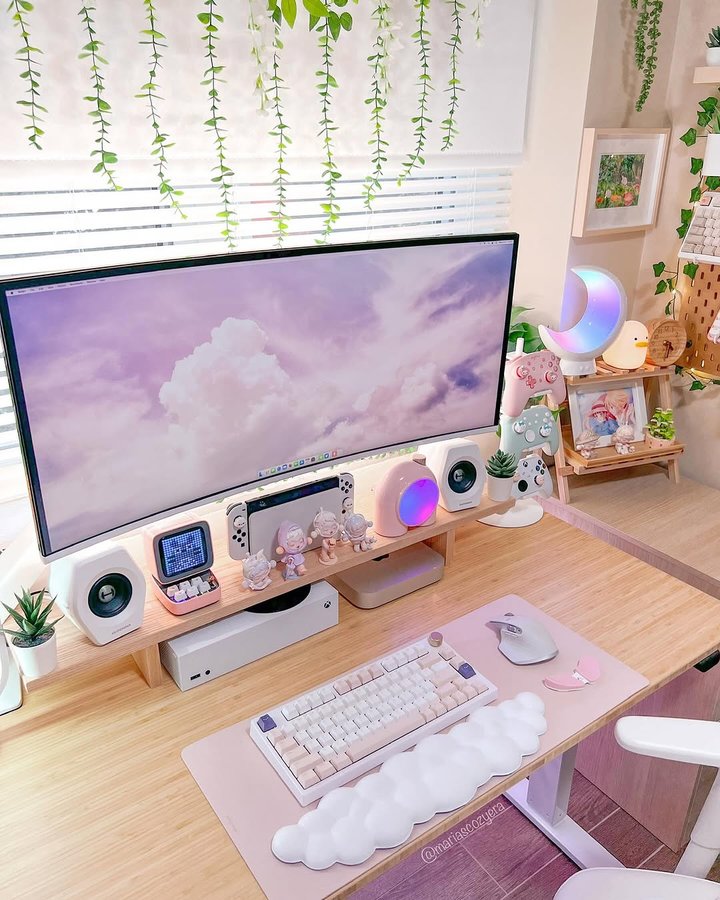 Instagram post by @mariascozyera for DeltaHub. Caption reads: 🌸ᴅᴇsᴋ ᴅᴇᴛᴀɪʟs🌸 Happy Tuesday! My new....