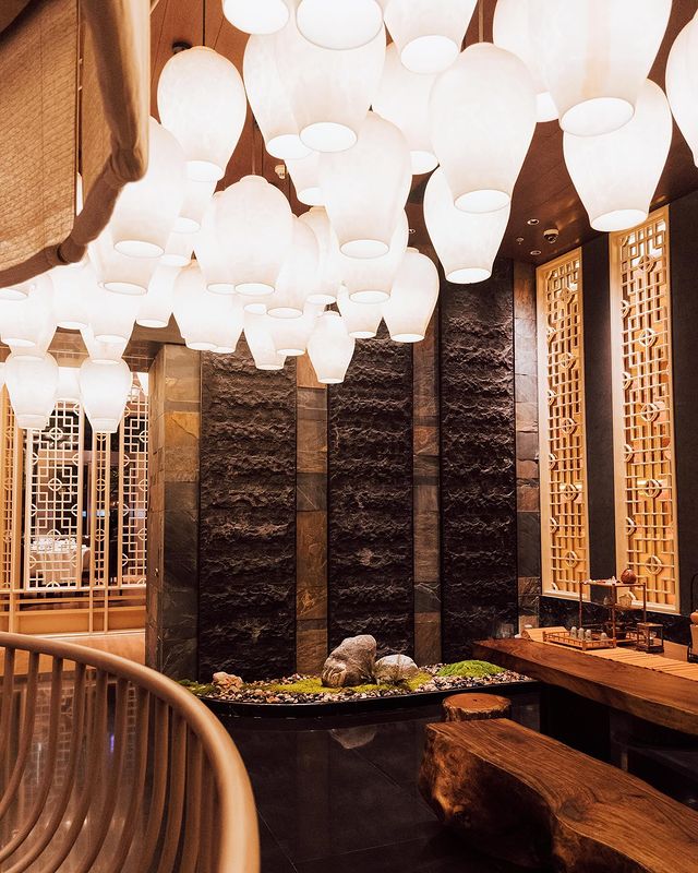 Instagram post by an influencer for Mandarin Oriental. Caption reads: [...] luxury travel. 🇨🇳 The Mandarin Oriental....