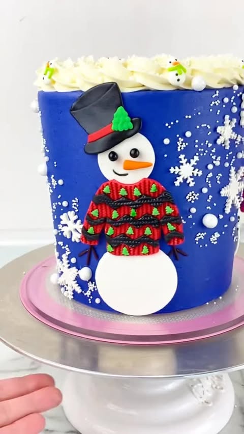 Instagram post by @erin.cakesandcupcakes for Chefmaster. Caption reads: ☃️ Edible snowman arms tutorial! 

You will....