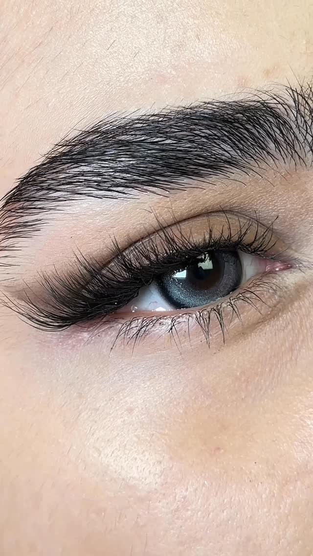 Instagram post by @beauty.bynebula for Florasis. Caption reads: [...] 
Lens @deva__lenses 
Brown eyeshadow....