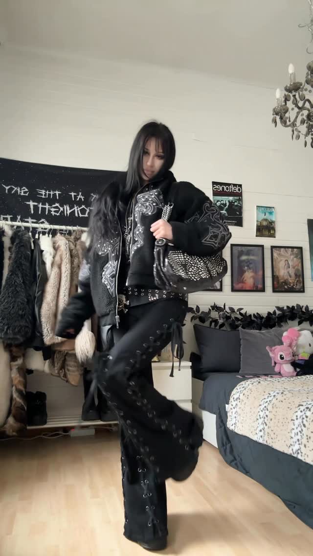 Instagram post by @evameganosova for Minga London. Caption reads: Pants & jacket: @mingalondon code: Eva |....