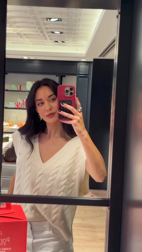 Instagram post by @pennystylepoesy for Bobbi Brown Cosmetics. Caption reads: Wrapping gifts and sprinkling Panettone🎁🍭✨....