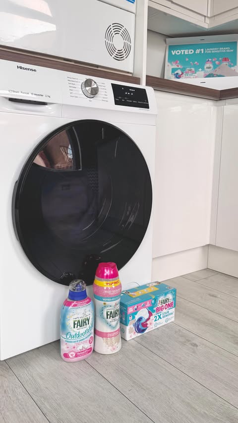 Instagram post by @_laurenscleaning for SuperSavvyMe. Caption reads: the dreamiest laundry combo ever & i’m obsessed....