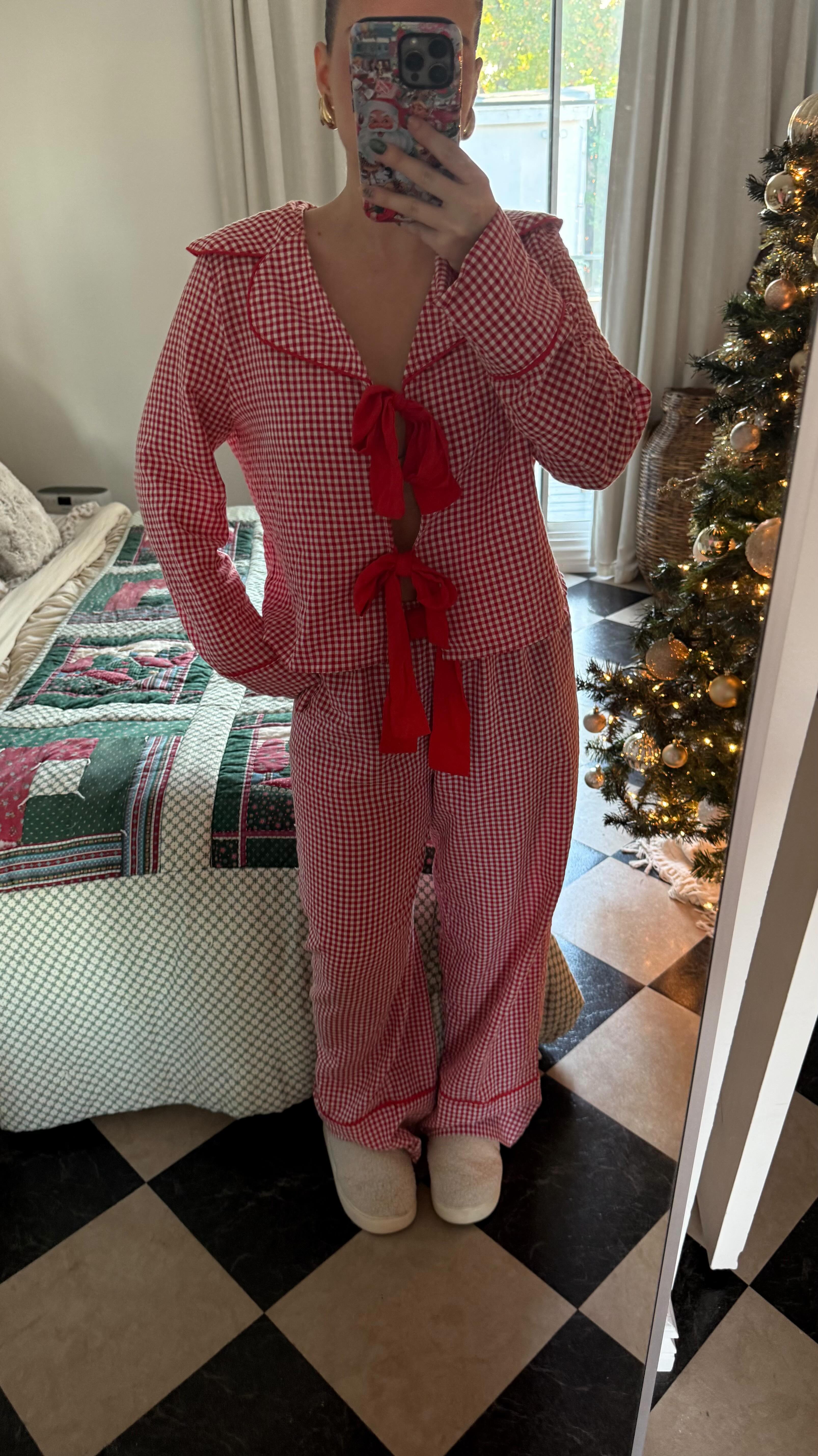 Instagram post by @_annabellehooper for SexyHair. Caption reads: happy sunday angels 🕊️ 

cute hair clip linked in....