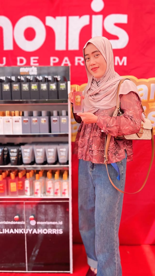 Instagram post by @ria.feraz for Morris Indonesia. Caption reads: [...] wajib juga siapin parfum baru dari....