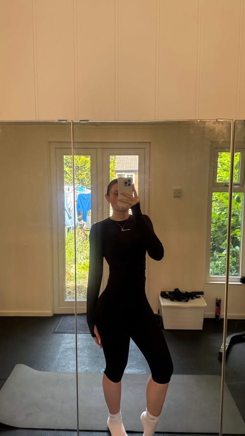Instagram post by @lifebyro for Dfyne. Caption reads: [...] into my training sessions 🥰🥰 Wearing....