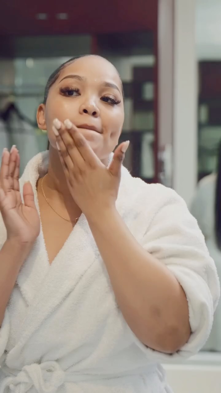 Instagram post by @tumilinx for Portia M Skin. Caption reads: [...] 

sharetheglow #portiamskincare

Purchase....