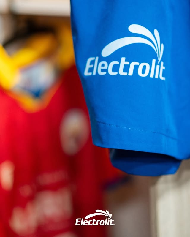 Instagram post by @deportivopastooficial for Electrolit. Caption reads: [...] en la cancha. ¡Vamos Pasto! 🔵🔴🟡....