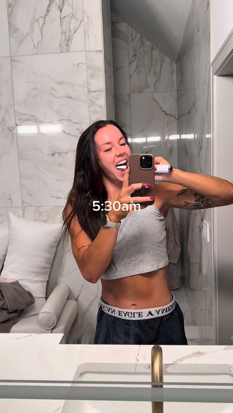 Instagram post by @lexijwellness for 1st Phorm. Caption reads: [...] with the time you have. #iam1stphorm....