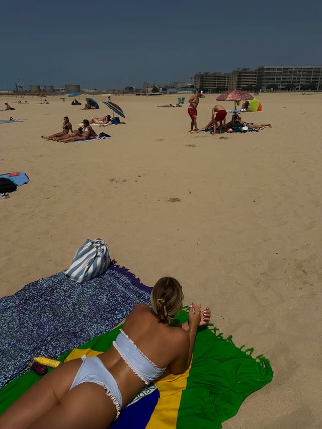 Instagram post by @victoriagadzieckyj for Beauty Crew. Caption reads: Vamos à praia #LOREALISTARFRKERASTASEGLAZEDROPS....