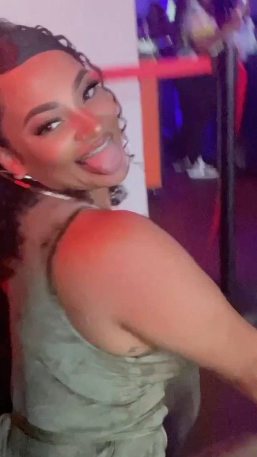 Instagram post by @deeraynotdavis for Baddieville. Caption reads: [...] be making me feel so pretty 🤭🫶🏽....