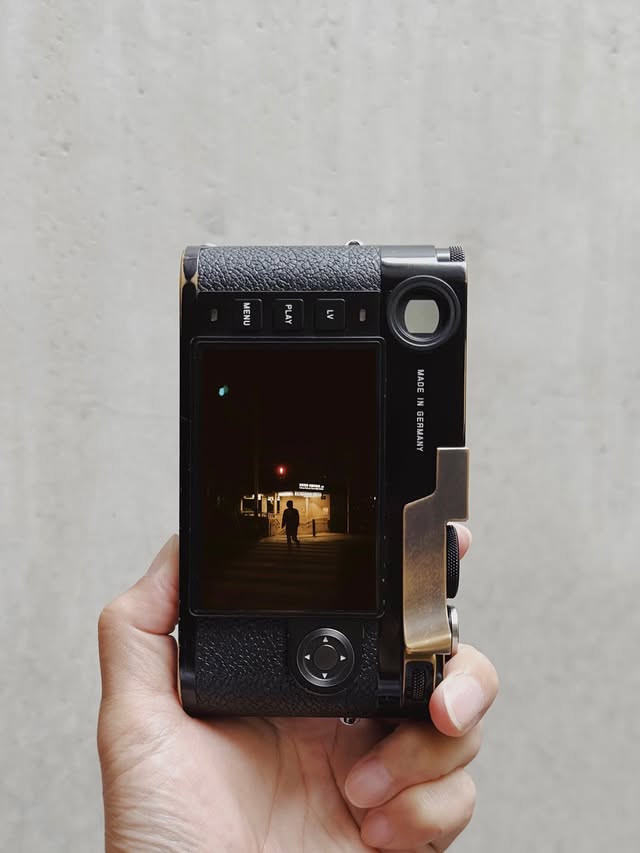 Instagram post by @gentahisada for Leica Camera. Caption reads: LEICA M10-R Black Paint×SUMMICRON 35mm F2 8ELEMENT....
