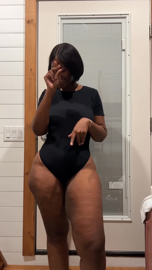 Instagram post by @confident.baddie for SheCurve. Caption reads: [...] feel confident and look sexy. Run to....