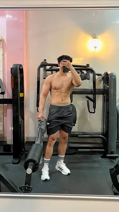 Instagram post by @melancolism_ for L-Men. Caption reads: [...] mie, krn ada mie tinggi protein dari @lmen....