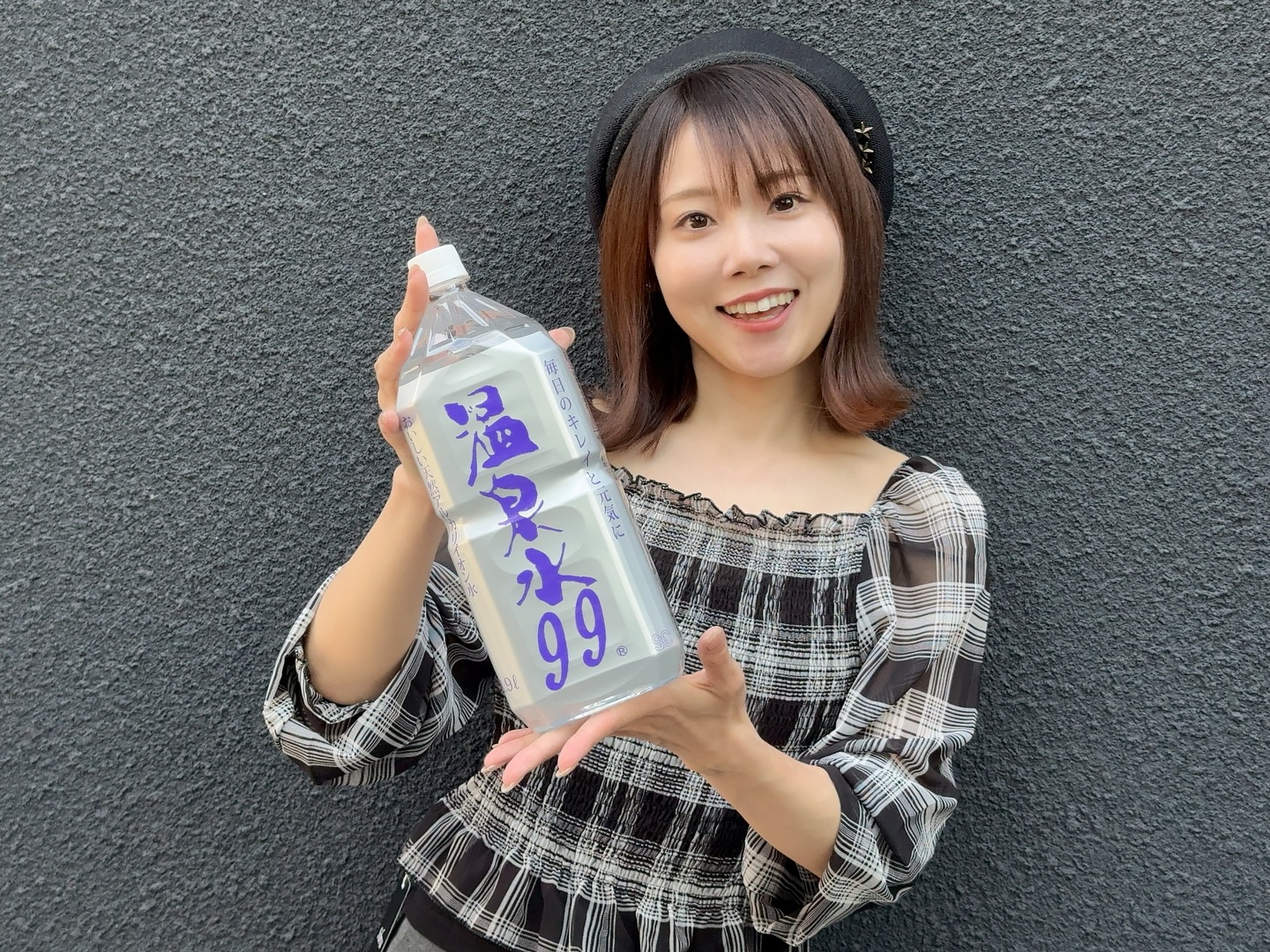 Instagram post by @yuko_kazuno for 温泉水99 ミネラルウォーター. Caption reads: 今年は仕事に勉強にとっても忙しくて、
疲れ切ってしまう日もしばしば…🫠

だからこそ、健康とともに....